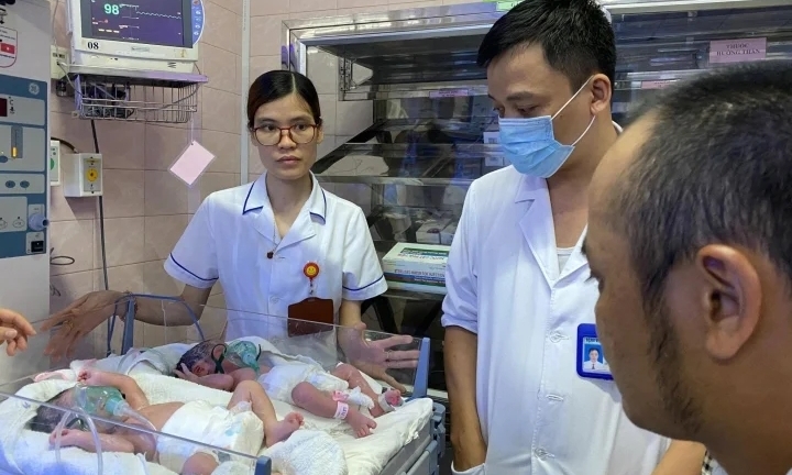 Cặp đôi khuyết tật quyết mang thai, em bé chào đời cả nhà cùng khóc