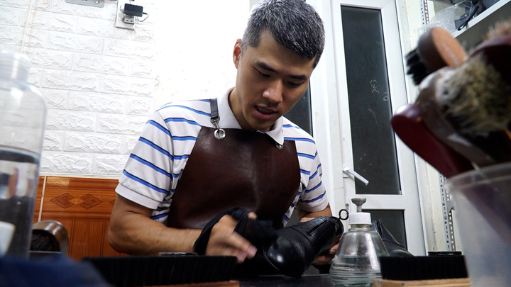 Kỹ sư công nghệ thông tin bỏ nghề đi làm thợ đánh giày