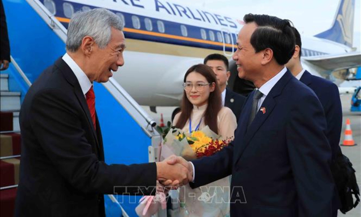 Thủ tướng Singapore đến Hà Nội, bắt đầu chuyến thăm chính thức Việt Nam