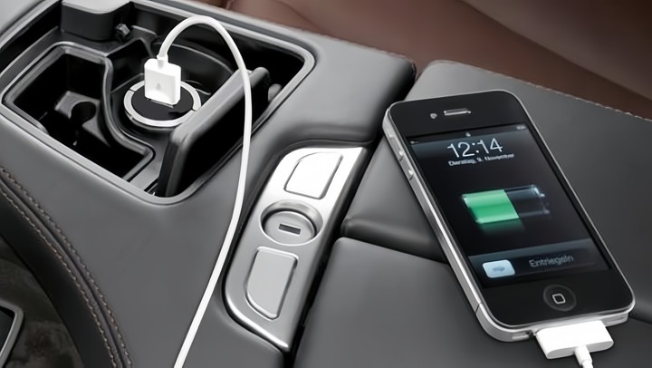 Vì sao bạn không nên sạc điện thoại trên ô tô?