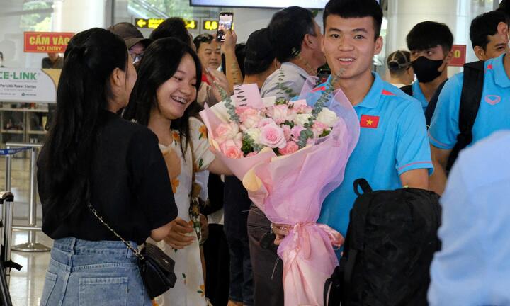 Người hâm mộ đón các 'chàng trai vàng' về nước sau chức vô địch U23 Đông Nam Á