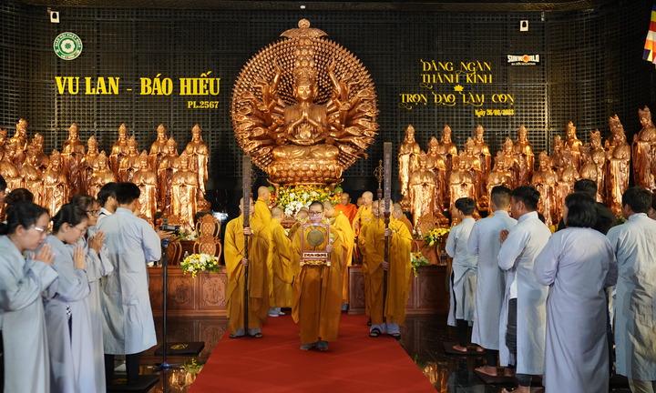 Mùa Vu Lan báo hiếu, hàng nghìn Phật tử hành hương về Núi Bà Đen
