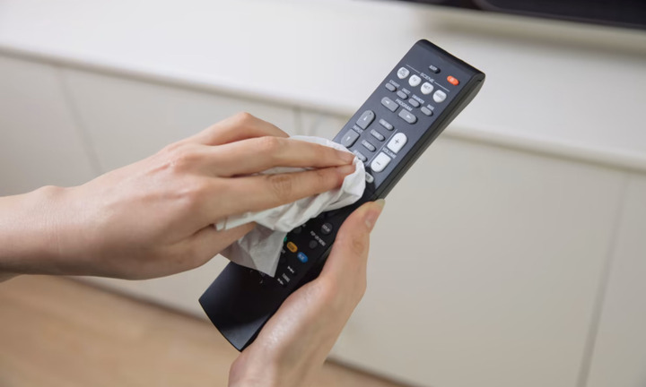 Cách vệ sinh điều khiển tivi