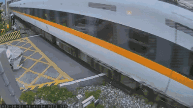 Tài xế say rượu lái ô tô tông thẳng vào đoàn tàu