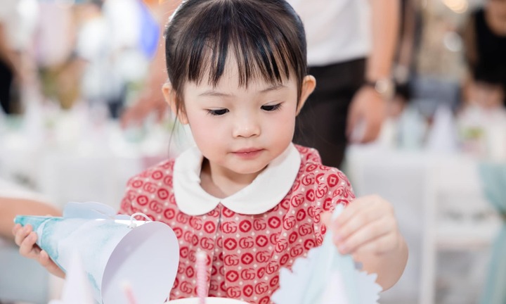 Con gái Cường Đô la 'đốn tim' fan với loạt ảnh đáng yêu