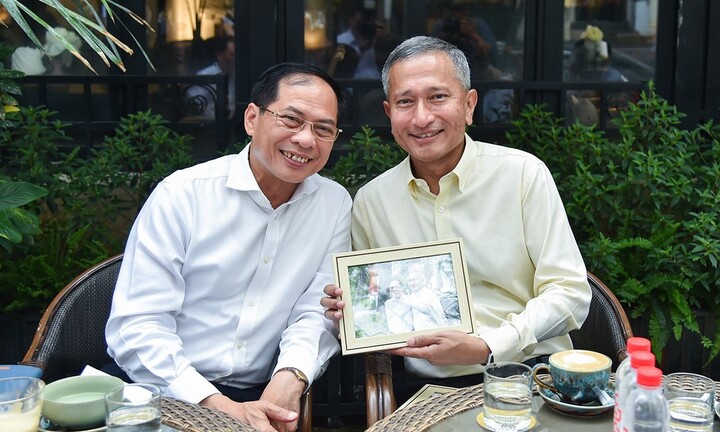 Bộ trưởng Ngoại giao Việt Nam và Singapore thưởng thức phở, cà phê sữa đá