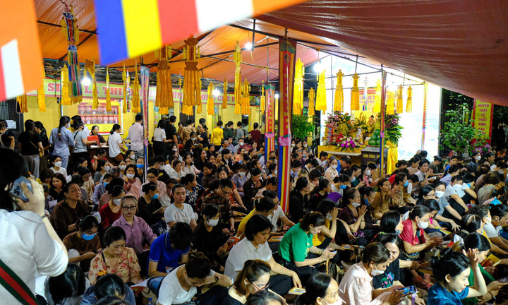 Hà Nội: Biển người ngồi kín chùa Phúc Khánh dự lễ Vu lan