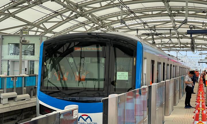 Tàu Metro số 1 ở TP.HCM lần đầu chạy thử toàn tuyến
