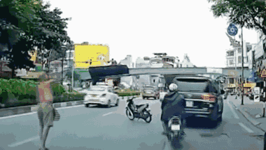 Người đàn ông phóng dao vào ô tô trên phố Hà Nội 