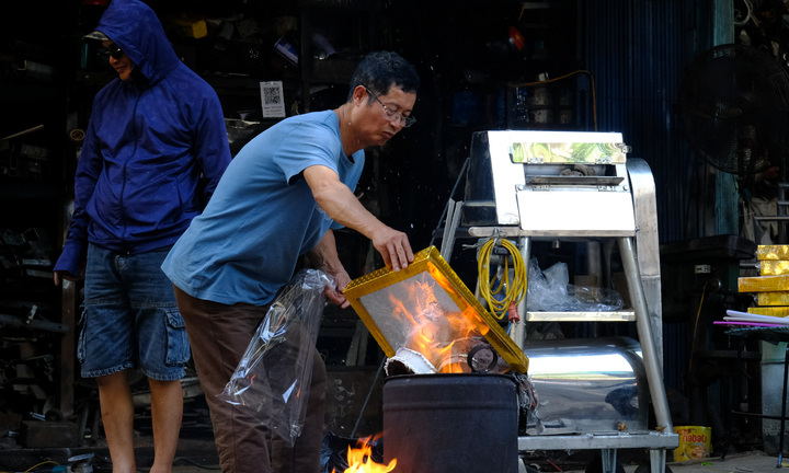 Khói vàng mã mù mịt khắp phố phường Hà Nội trong ngày Rằm tháng 7
