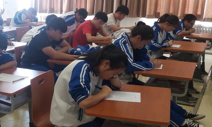 Học sinh Trung Quốc bị phạt nếu ngẩng đầu