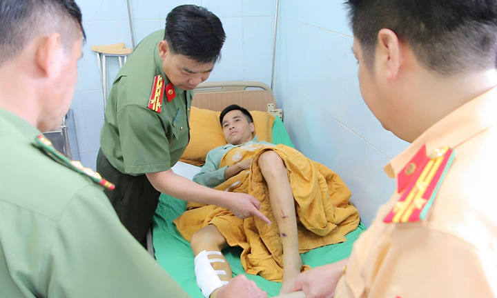 Bị yêu cầu dừng xe kiểm tra, thiếu niên đâm gãy chân CSGT ở Lai Châu