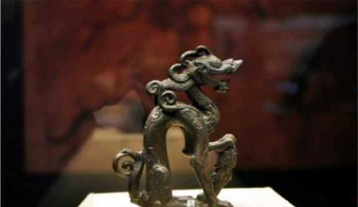 Lão nông vô tình đào được vật lạ, hàng đêm phát ra tiếng khóc làm cả nhà sợ hãi