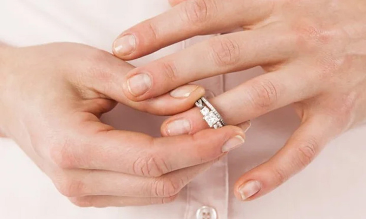 Tại sao nên tháo trang sức ra trước khi đi ngủ?