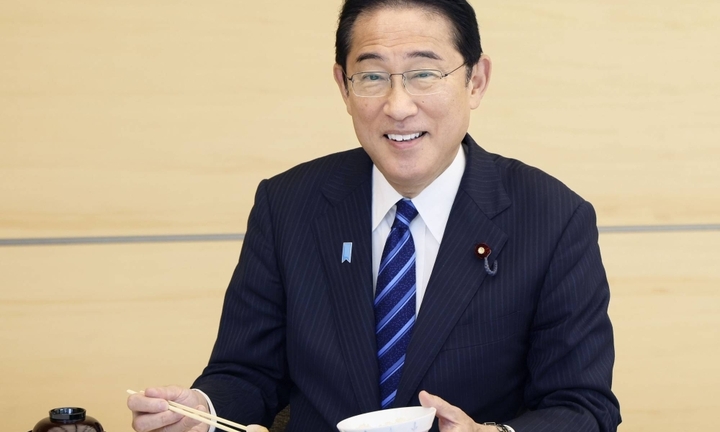 Thủ tướng Nhật Bản ăn cá biển Fukushima, khẳng định 'ngon và an toàn'
