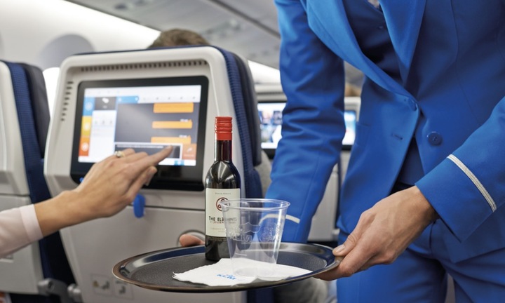 Các loại đồ uống có thể dùng và không nên dùng trên máy bay