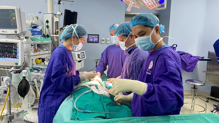 Tiêm filler làm đẹp, mặt cô gái bị mưng mủ nhập viện 