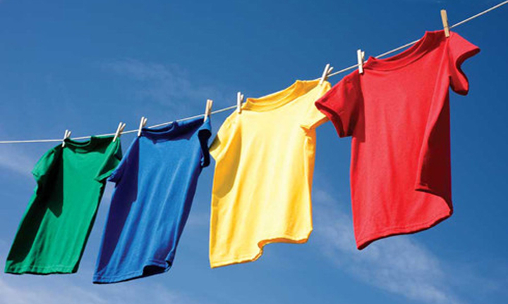 Khi phơi quần áo nên lộn trái hay phải?
