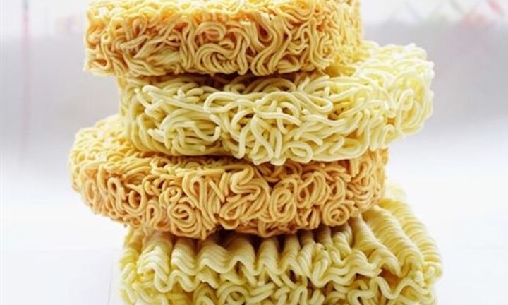 Ăn mì tôm sống có tốt không?