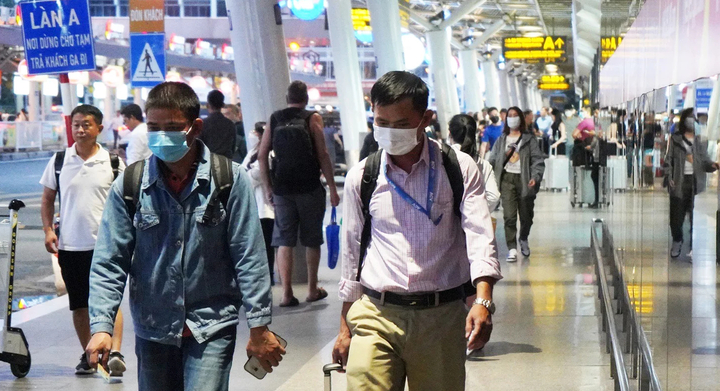 Hành khách ngạc nhiên thấy sân bay Tân Sơn Nhất thông thoáng trước ngày nghỉ lễ