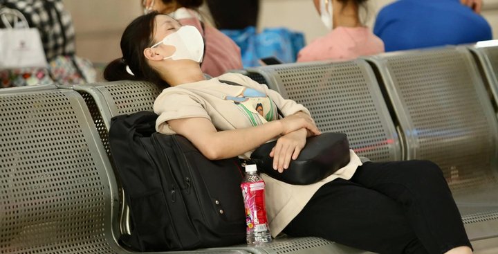 Hành khách ngủ gục, vạ vật 6 tiếng ở bến chờ bắt xe về quê nghỉ lễ Quốc khánh