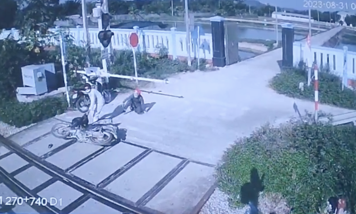 Cố vượt qua đường tàu, người đàn ông thoát chết trong tích tắc