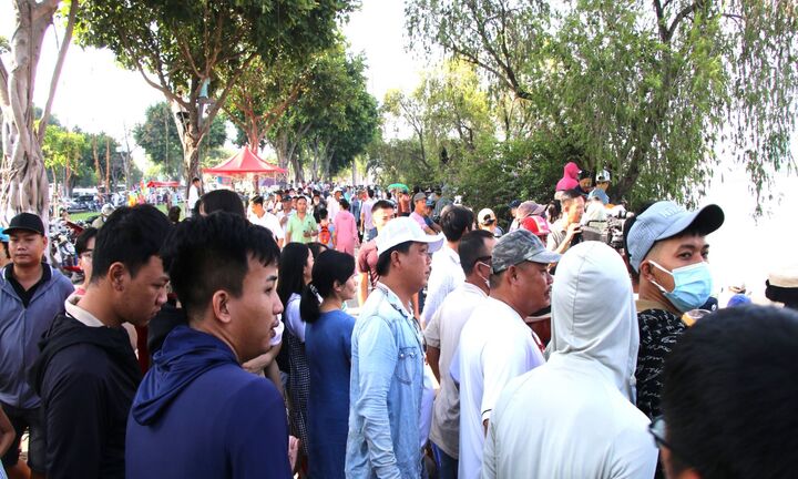 Du khách nườm nượp đến ngôi chùa nổi tiếng Đà Nẵng dịp lễ 2/9