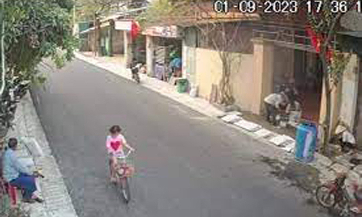 Bé gái ở Thanh Hóa đạp xe đi lạc hơn 50km sang Ninh Bình