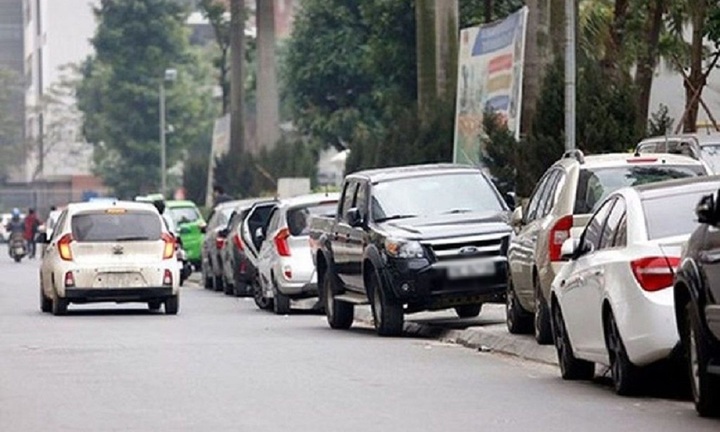Có nên đỗ xe 'ghếch một chân' lên vỉa hè?