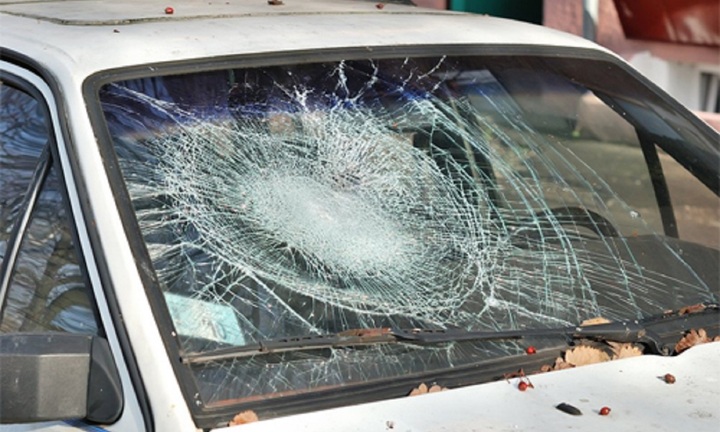 Vì sao kính lái ô tô khó phá?