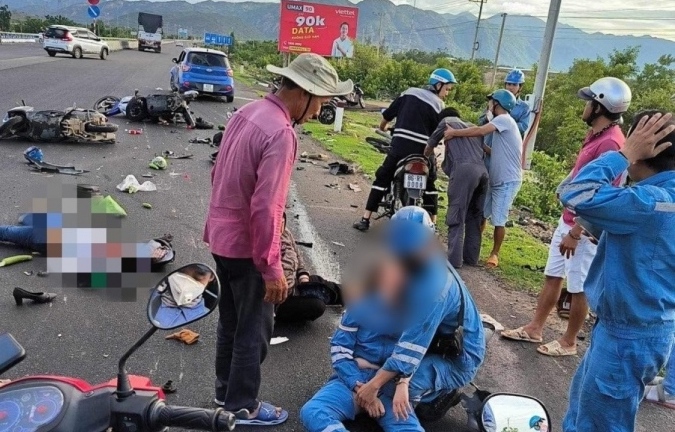 Bị xe tông khi dừng đèn đỏ trên quốc lộ 1A, nhiều nạn nhân nằm la liệt