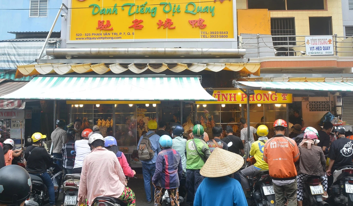 Phố vịt quay ở TP.HCM tấp nập dịp lễ Quốc khánh, có tiệm bán nghìn con mỗi ngày