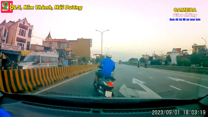 Xe máy sang đường bất chấp, ô tô phanh 'cháy lốp' 