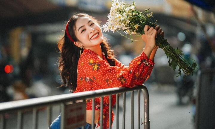 Nữ chính 'Làng trong phố' ngoài đời trẻ trung, năng động khác xa trên phim