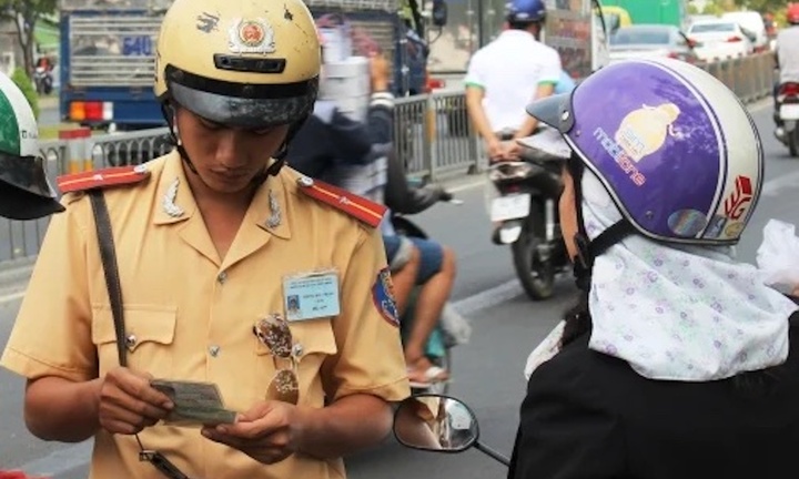 Quên mang giấy tờ xe có được nhờ người thân mang đến? 