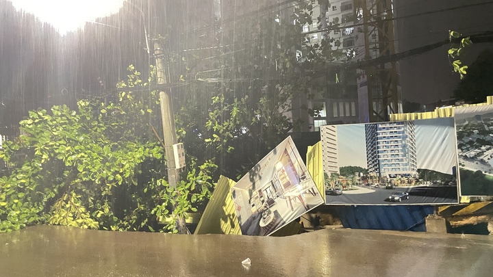 Mưa giông gây sụp lún trụ điện, đổ gãy cây cối tại Quy Nhơn