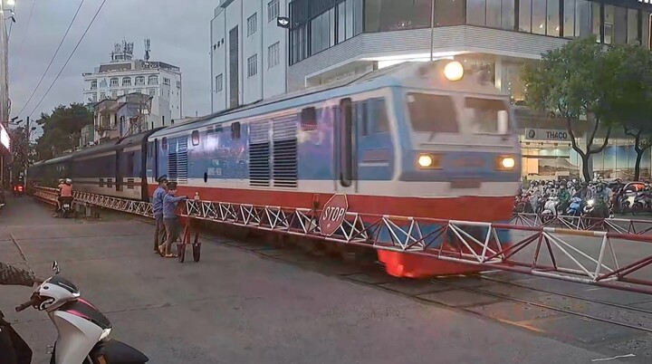 TP.HCM: Tai nạn tàu hỏa làm một người tử vong, giao thông kẹt cứng