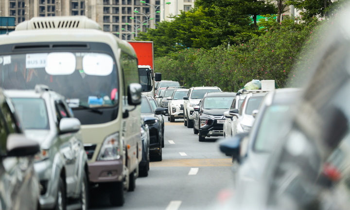 Giao thông ngày cuối nghỉ lễ: Hà Nội ùn tắc, TP.HCM thông thoáng