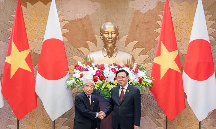 Chủ tịch Quốc hội Vương Đình Huệ hội đàm với Chủ tịch Thượng viện Nhật Bản