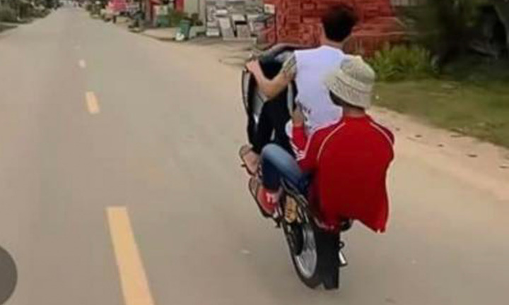 Xử phạt nhóm thanh niên bốc đầu xe máy, quay video khoe trên Facebook