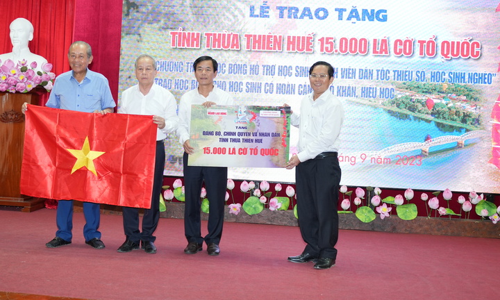 Trao tặng 15.000 lá cờ Tổ quốc cho tỉnh Thừa Thiên - Huế