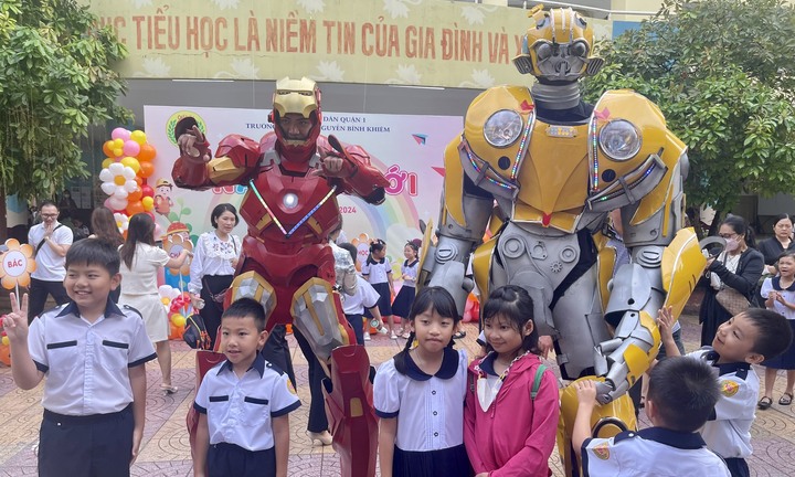 Học sinh thích thú khi 'Iron Man' xuất hiện tại lễ khai giảng 