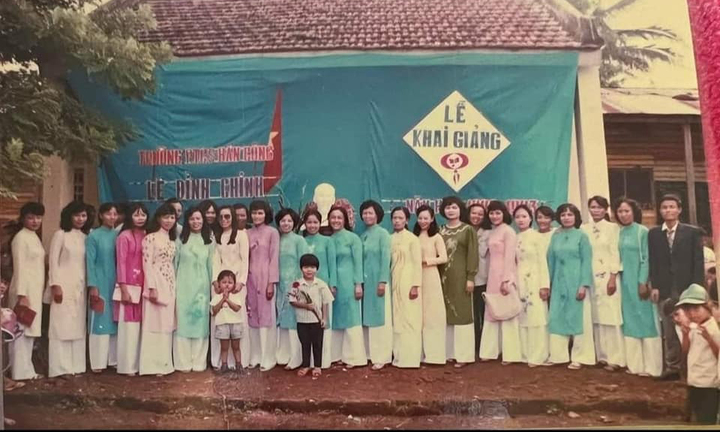 Bồi hồi xem lại hình ảnh lễ khai giảng 'thời ông bà anh'