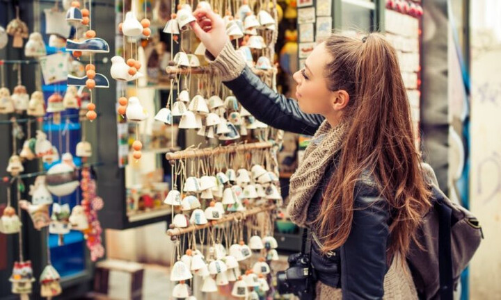 Những thứ không nên mua khi đi du lịch