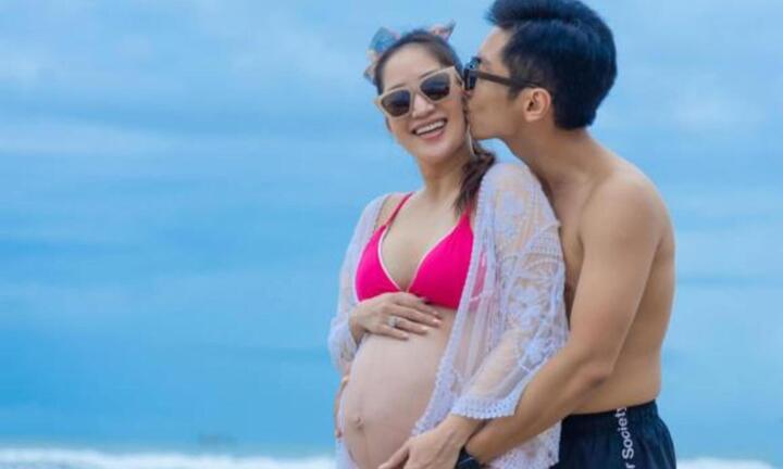  Khánh Thi tự tin khoe bụng bầu với bikini ở tháng cuối thai kì