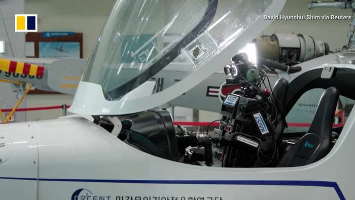 Hàn Quốc phát triển phi công robot hình người đầu tiên trên thế giới 