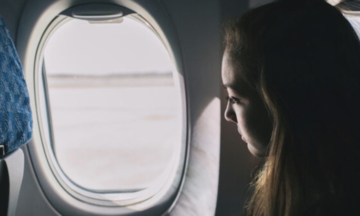 Không chịu đóng cửa sổ trên máy bay, đúng hay sai?