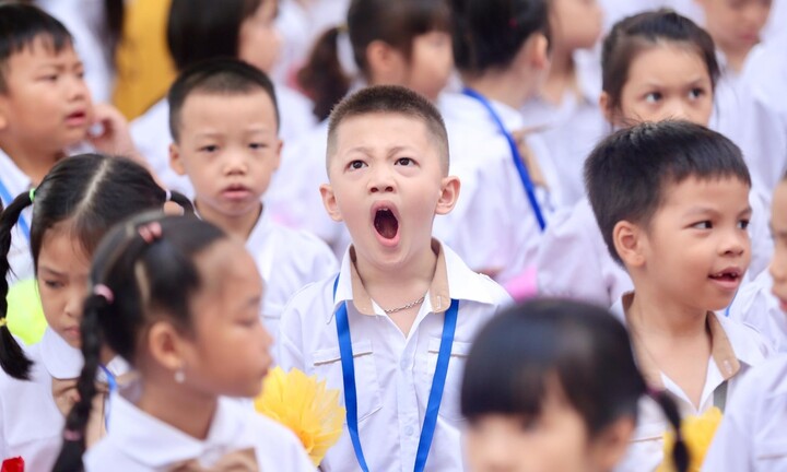 Phụ huynh than khổ vì con lớp 1 vào học quá sớm từ 6h45
