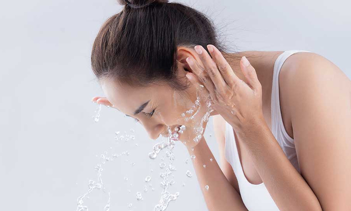 Có nên rửa mặt bằng nước nóng?