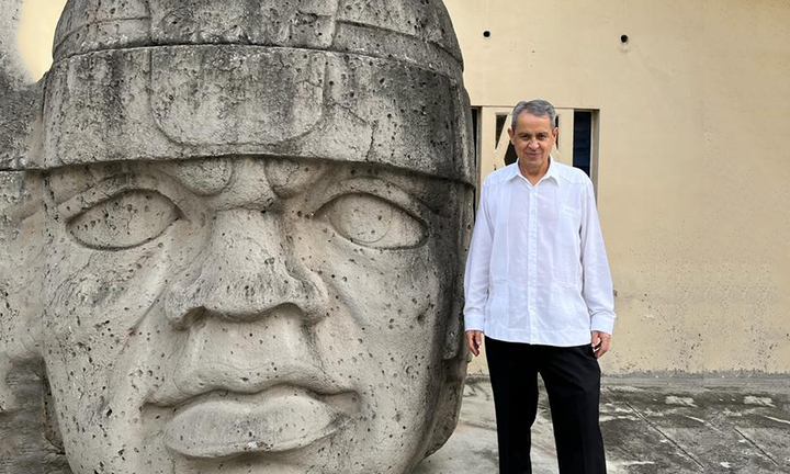 Trưng bày bản sao tượng đầu người khổng lồ Olmec tại TP.HCM